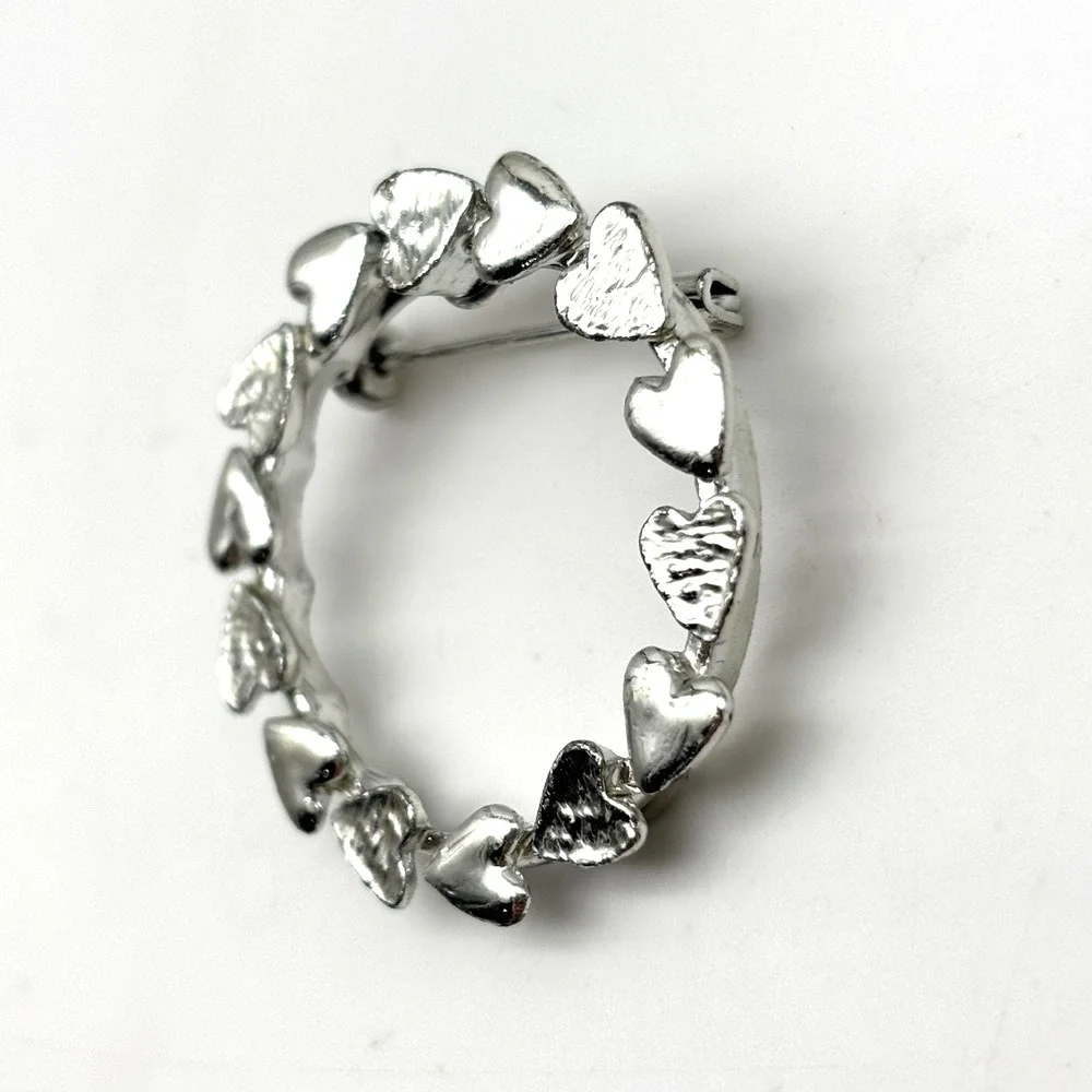 Vintage 70s Gerry's Creations Silver-tone Heart Wreath Round Brooch Pin 1 3/8